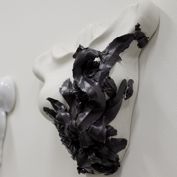IZA, Isabelle Ardevol, femme artiste contemporain, sculpteure, sculptrice, art, Etats d'Ame, sculpture en porcelaine noire et blanche - vue latérale - 2024