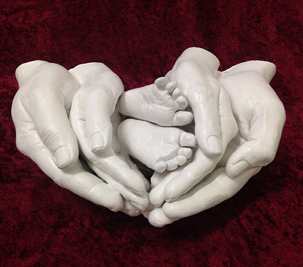 IZA – Isabelle Ardevol - moulages des mains d'une famille en resine acrylique. Une autre façon d'envisager le portrait. Atelier de sculpture a Lausanne.